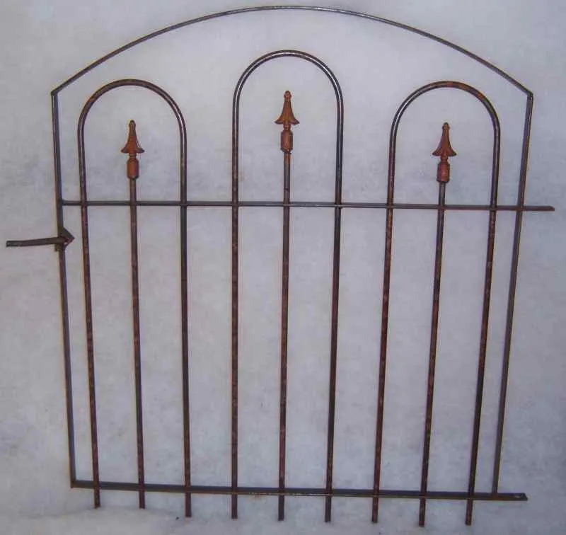 4 FT. GATE decorative plants  