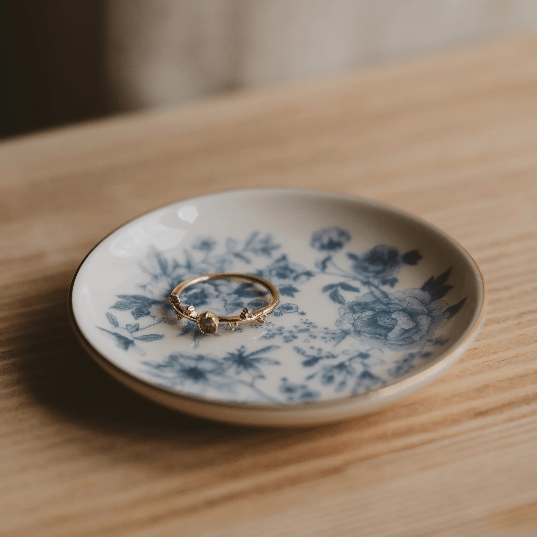Blue Delft Jewelry Dish dried flowers  
