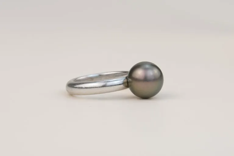 Cartier Black Pearl 18K White Gold Ring