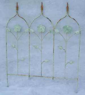 DAISEY FENCE WITH 3 FINIALS decorative plants  