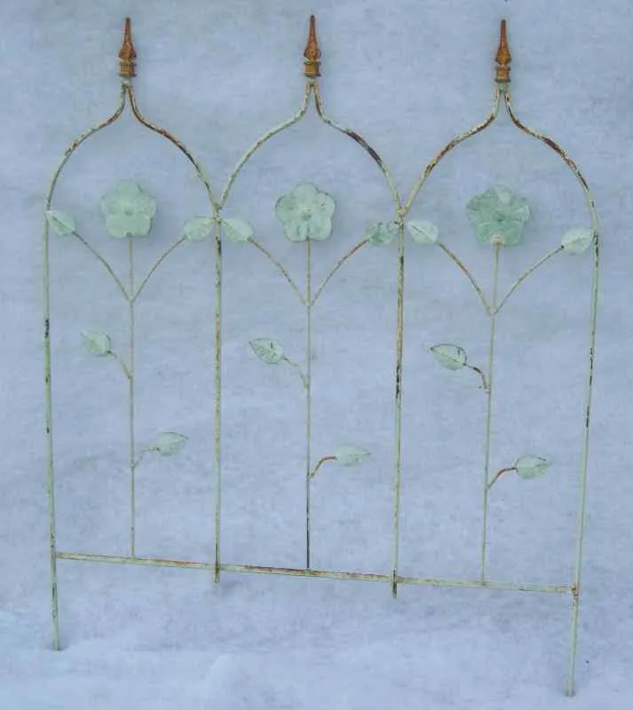 DAISEY FENCE WITH 3 FINIALS decorative plants  
