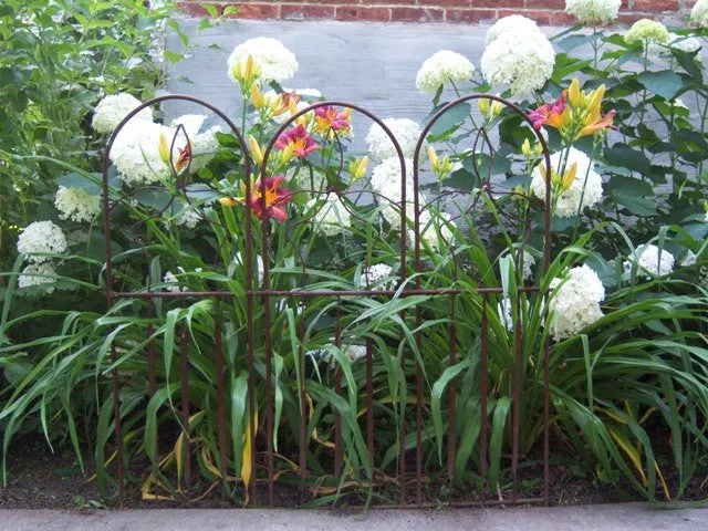 Flat Bar Fence decorative plants  