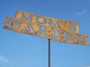 MOM'S GARDEN SIGN decorative plants  