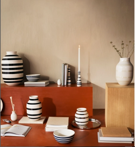 Omaggio - Small Black Vase