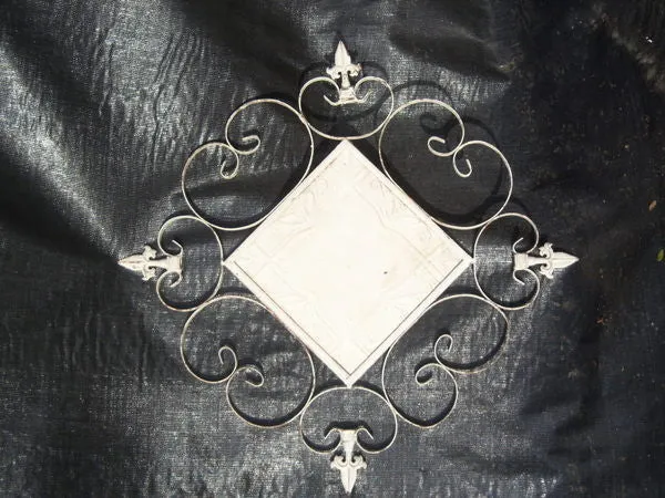 SM. TIN WALL DECOR WITH FINIALS dried flower branch  