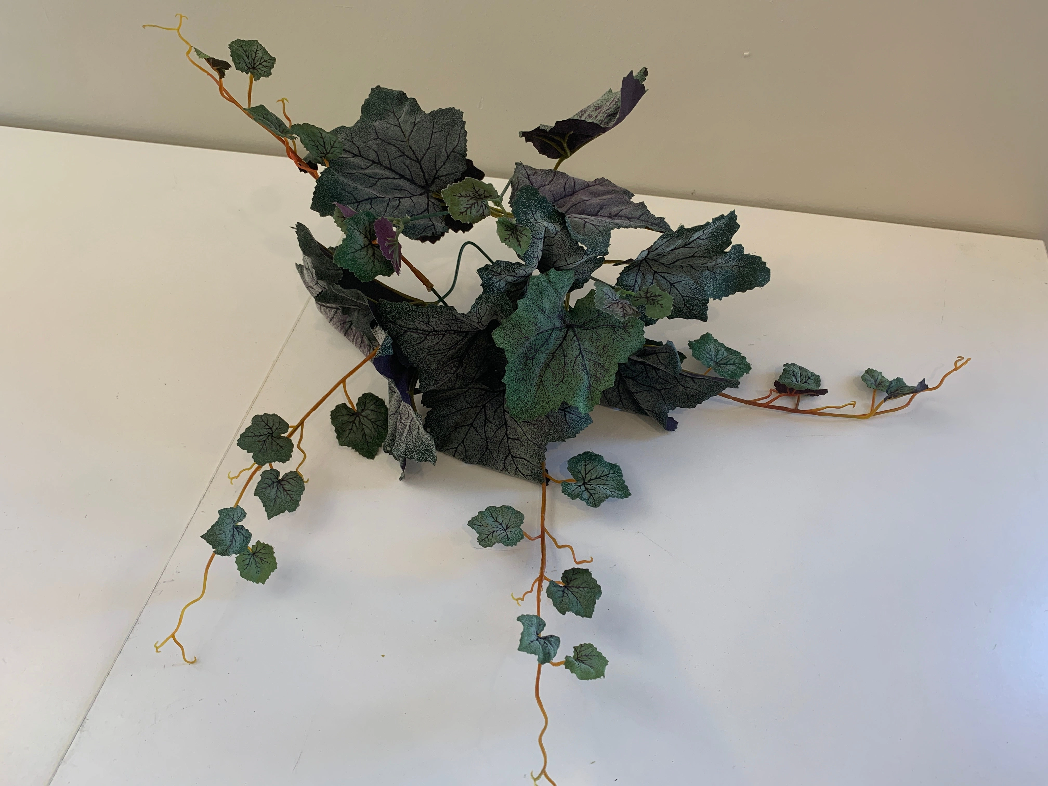 SP0329P Grape Vine Plant with Tendrils (CLEARANCE STOCK) 32cm Purple
