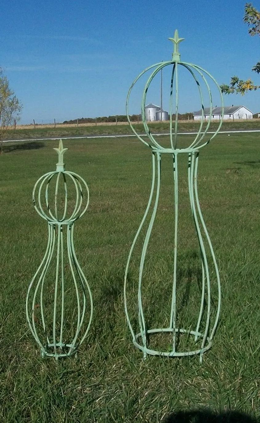 TOPIARY W/ BALL TOP W/FINIAL
