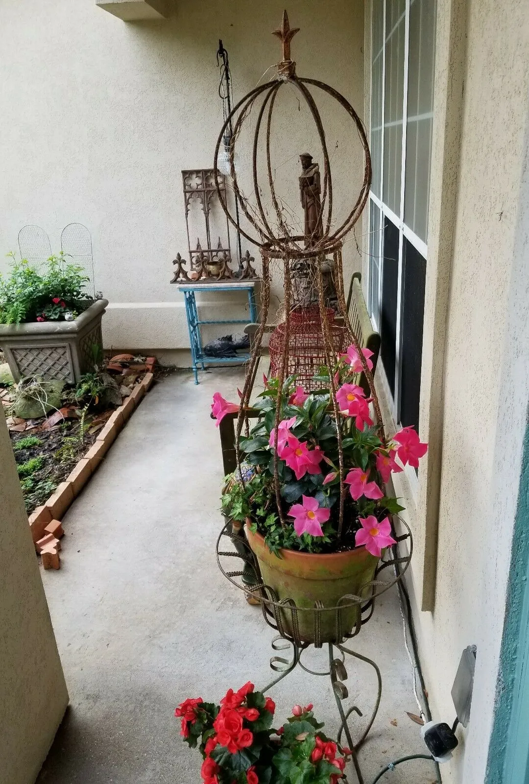 TOPIARY W/ BALL TOP W/FINIAL
